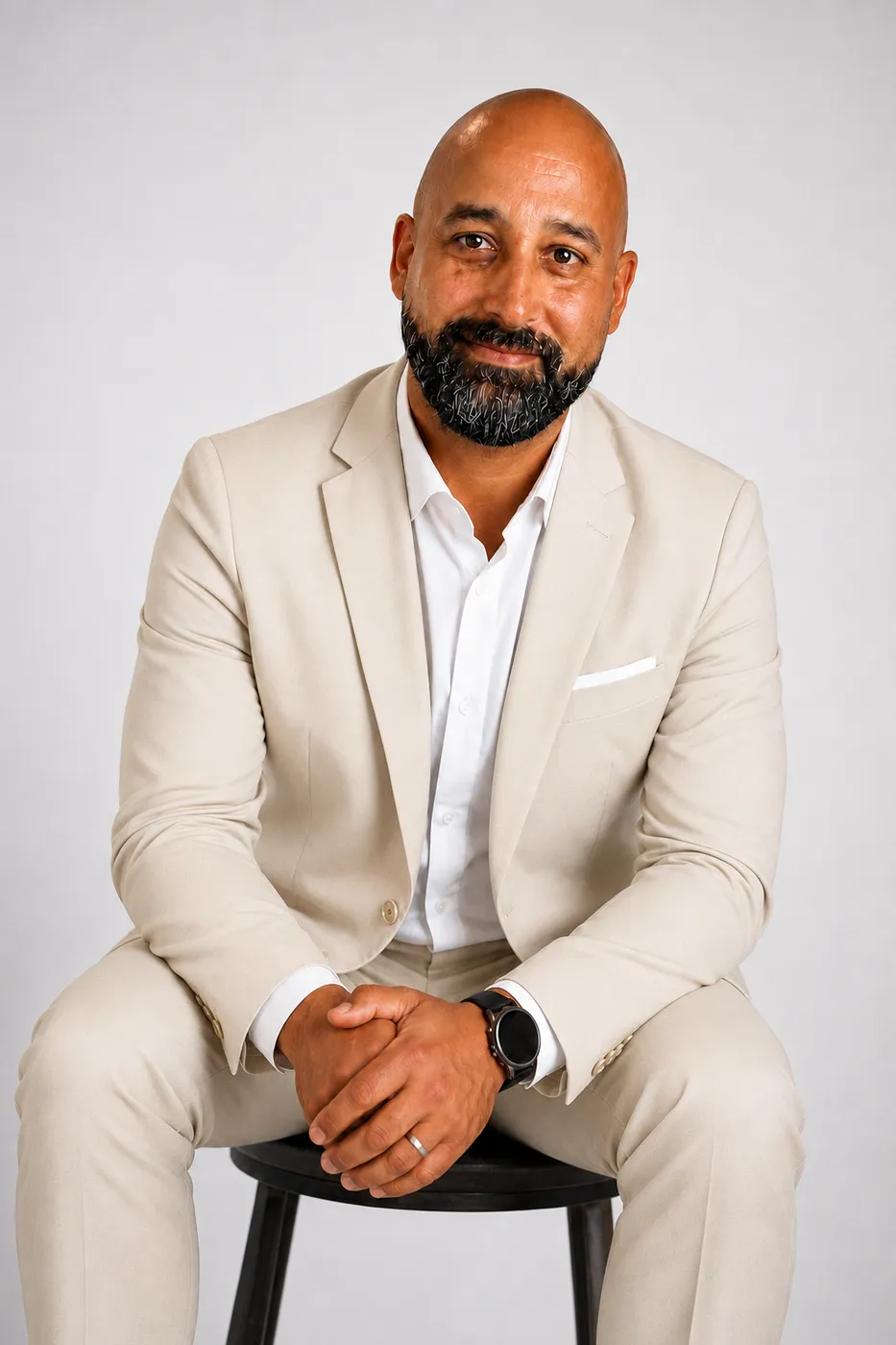 Julien Couchut, assis, souriant